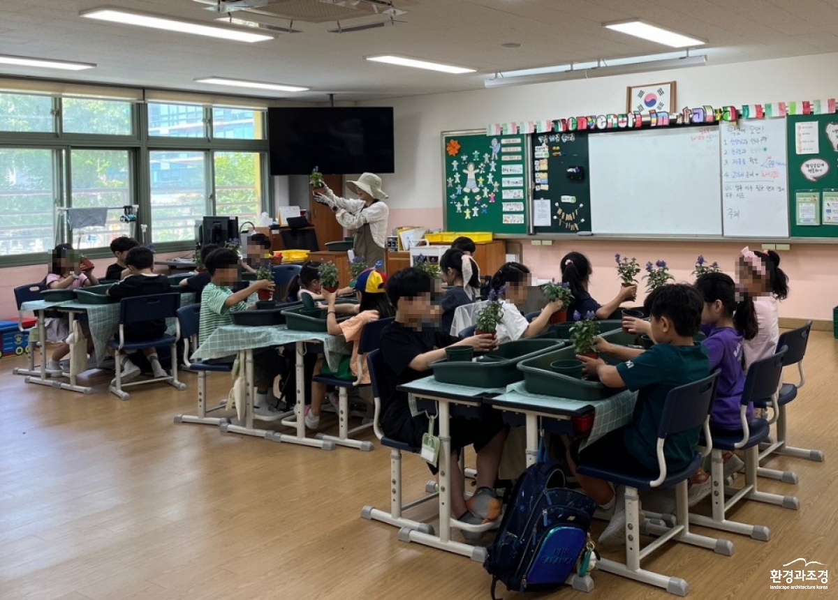 학교에서 운영 중인 달려라 정원버스.JPG