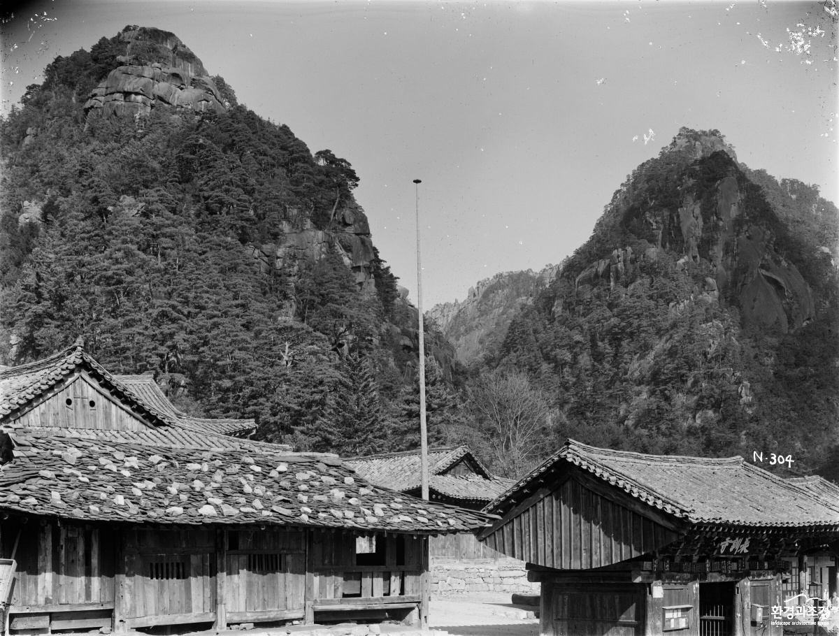 [사진자료] 광복 80년, 100년 전 금강산의 기억을 되살리다_1917.10.14. 금강산의 표훈사.jpg