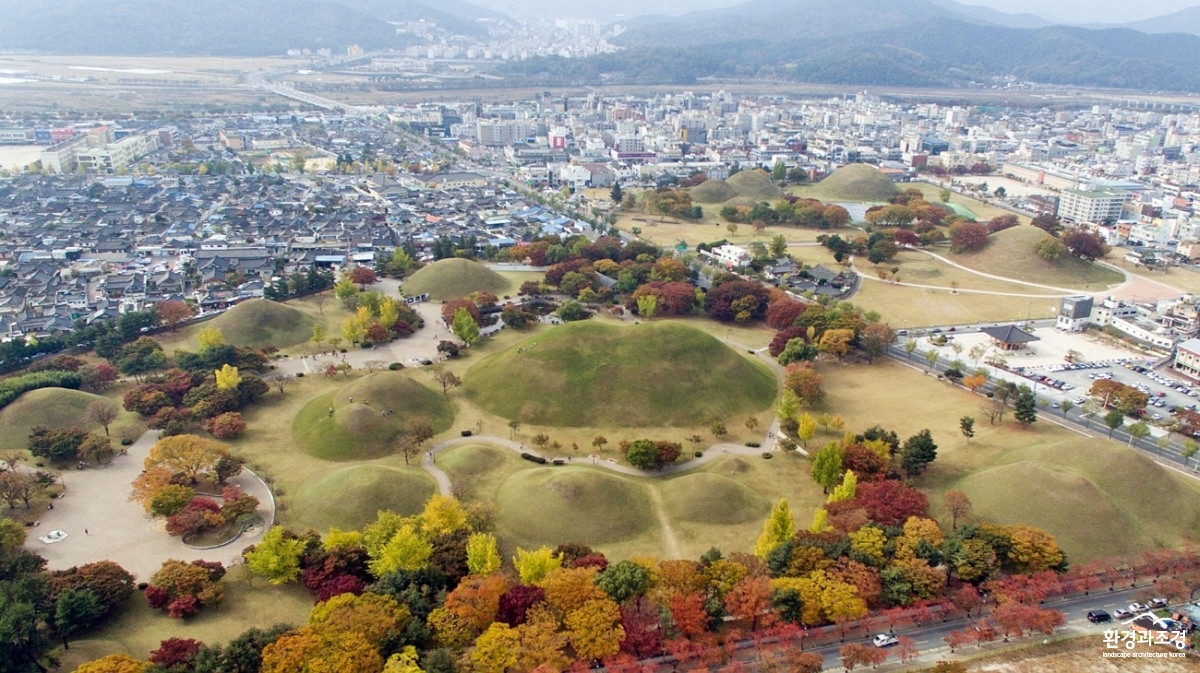 [사진 2] 유네스코 세계문화유산으로 등재된 경주역사유적지구 중 하나인 대릉원지구.jpg