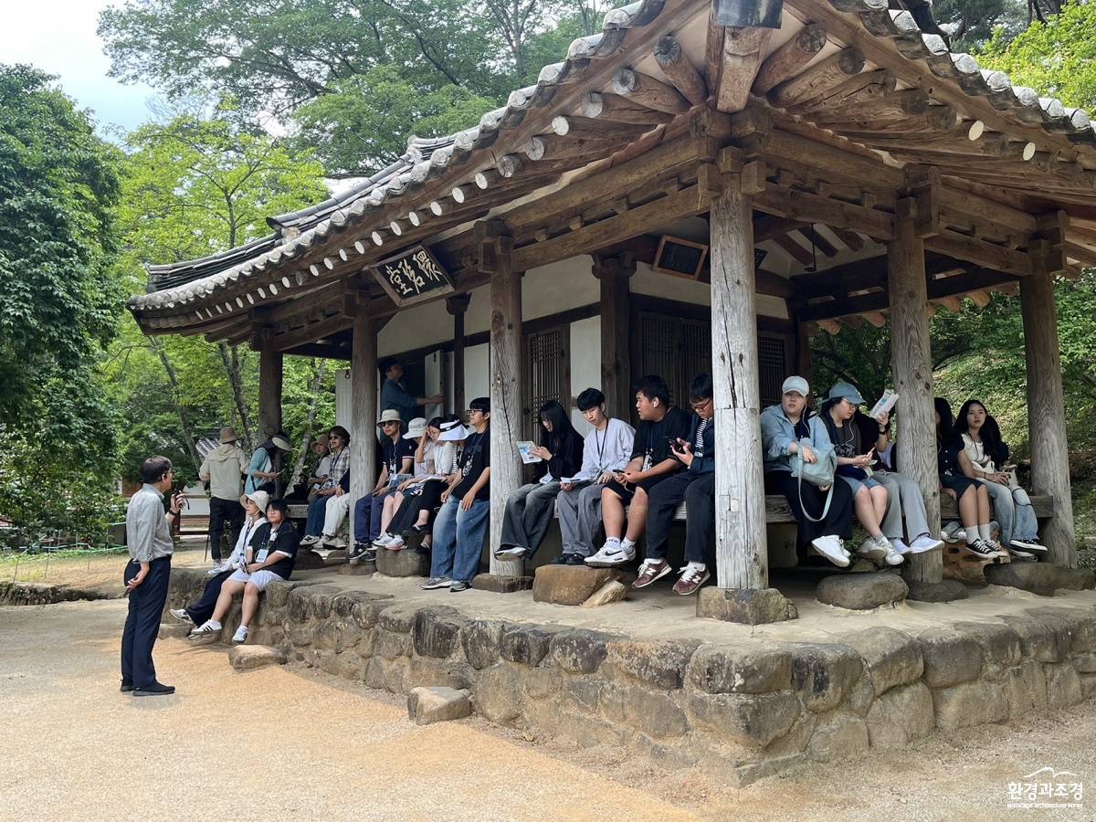 정원 전문 해설사의 해설 프로그램.jpg