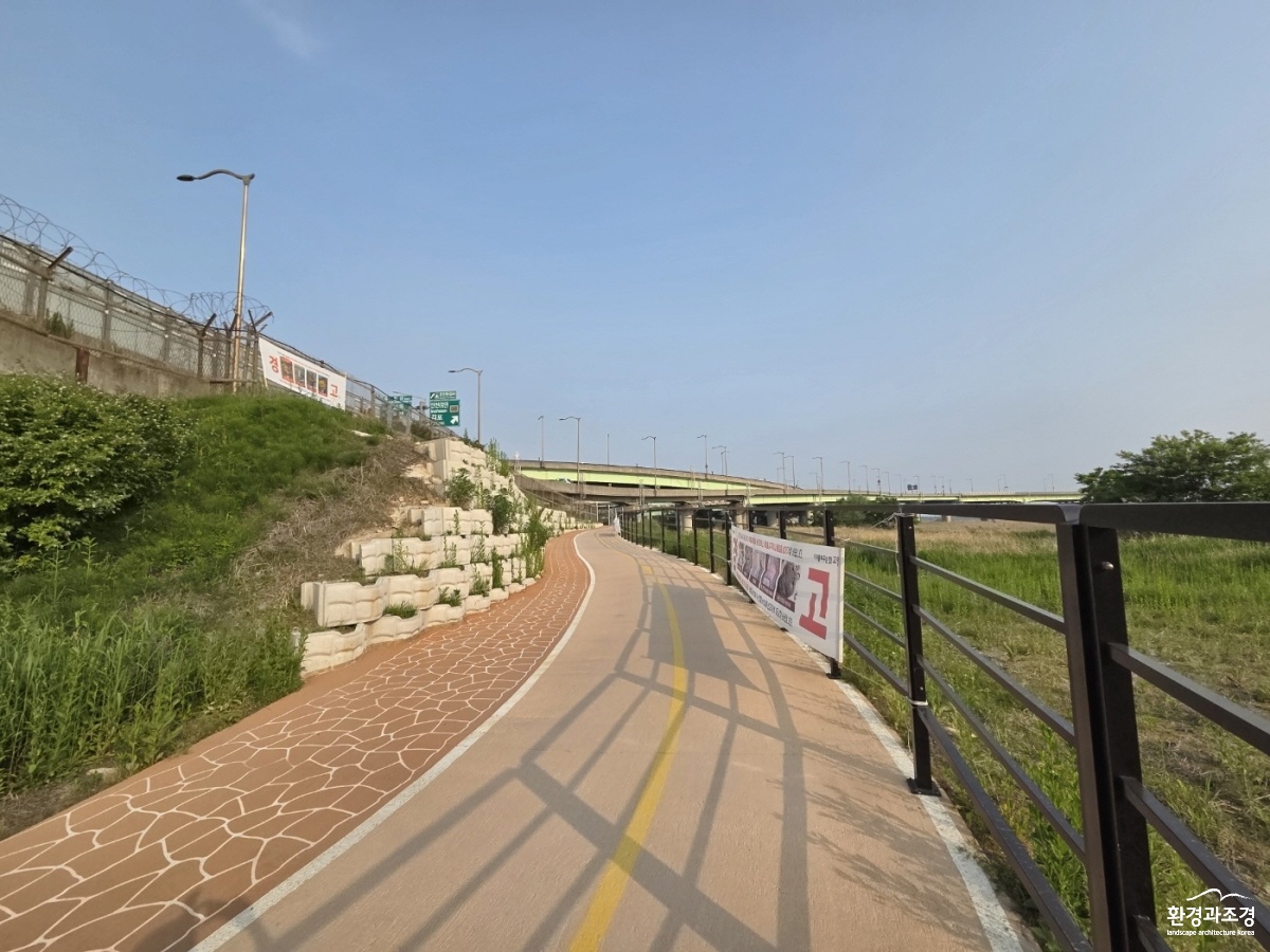 1-9. 한강수변벨트 조성사업으로 개통된 대화천 자전거길.jpg