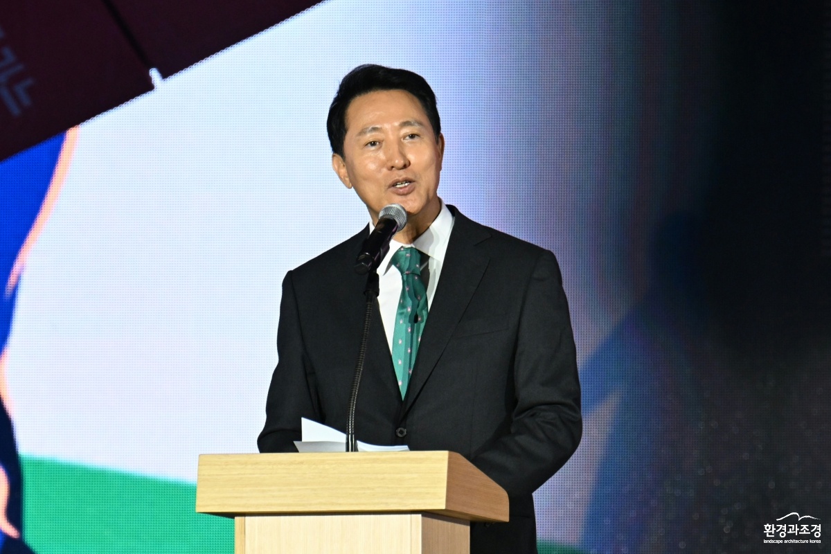 사진9. 오세훈 서울시장이 26일(금) 열린송현녹지광장에서 열린 '제5회 서울도시건축비엔날레' 개막식에서 개막선언 하고 있다..jpg