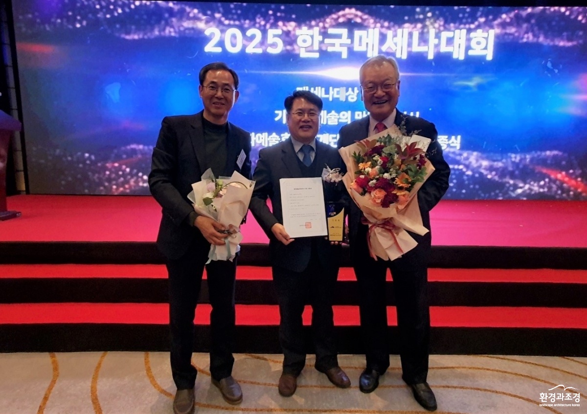 1. 문화예술후원 우수기관 인증 기념사진.jpg