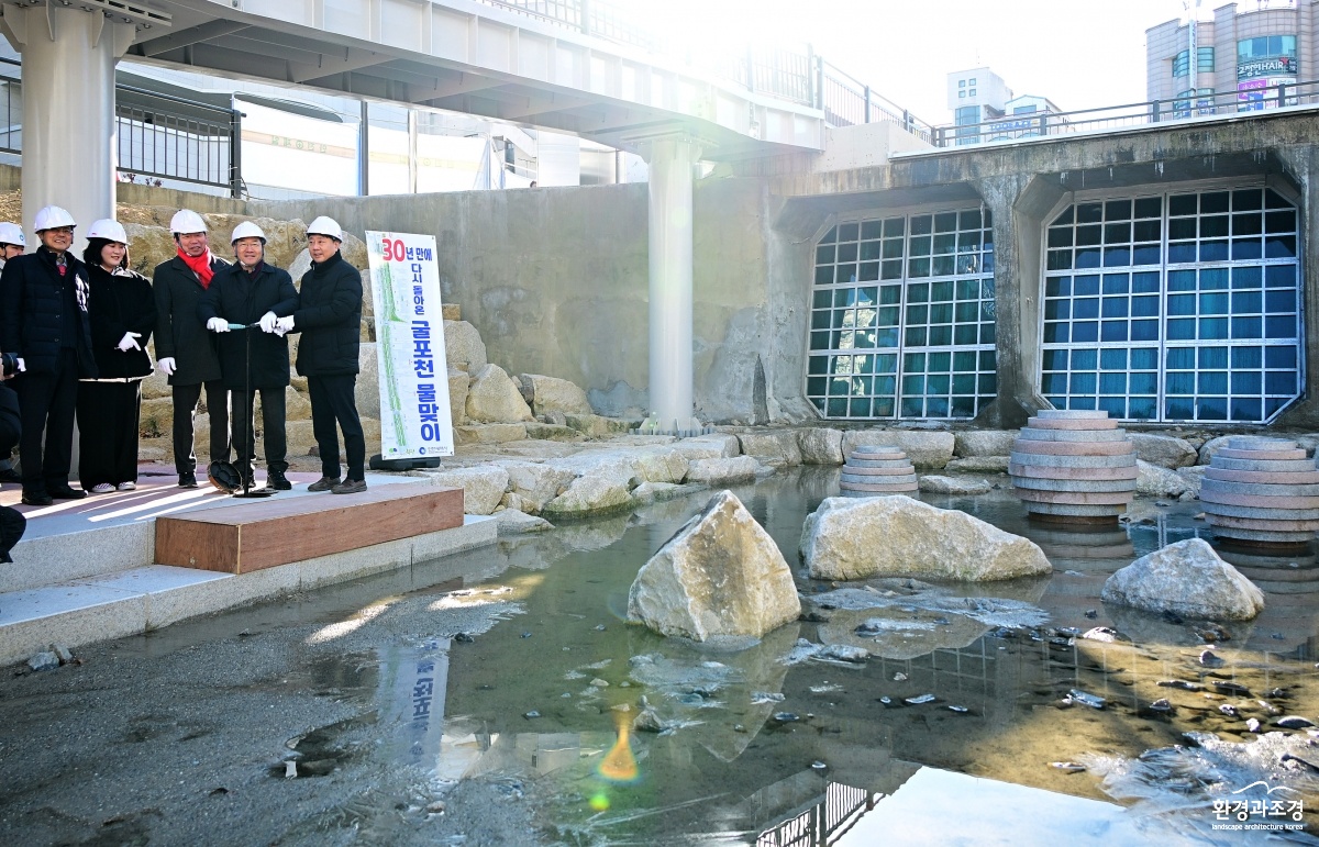 4일 부평구 굴포천 생태하천 복원사업 현장에서 열린 굴포천 물맞이 행사에서 유정복 인천광역시장이 제수변을 개방하는 모습.JPG