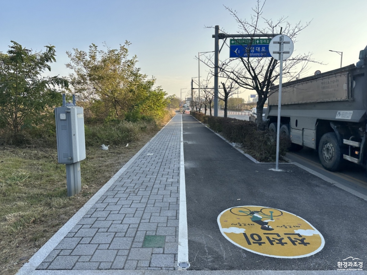 서구 장도삼거리에서 서해교차로 구간에 조성된 300리 자전거 이음길.jpg