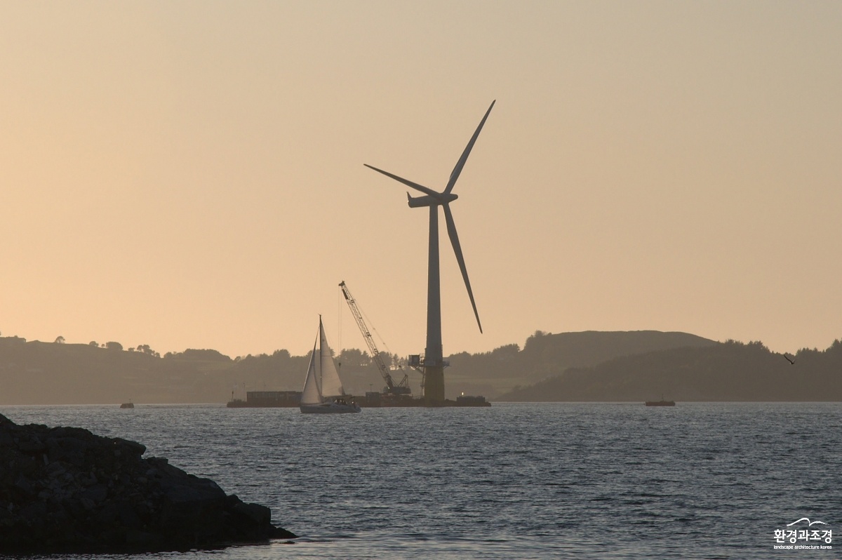 Siemens_Hywind-concept_floating_turbine_assembled_in_the_Åmøy_Fjord_near_Stavanger.jpg
