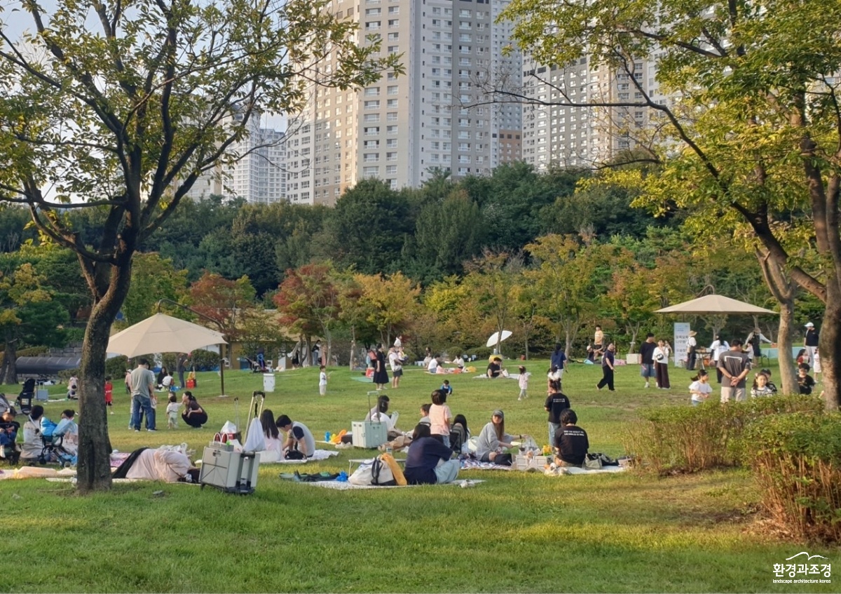 4.수원특례시4개도시공원‘피크닉존’지정…한시적으로그늘막설치허용.jpg