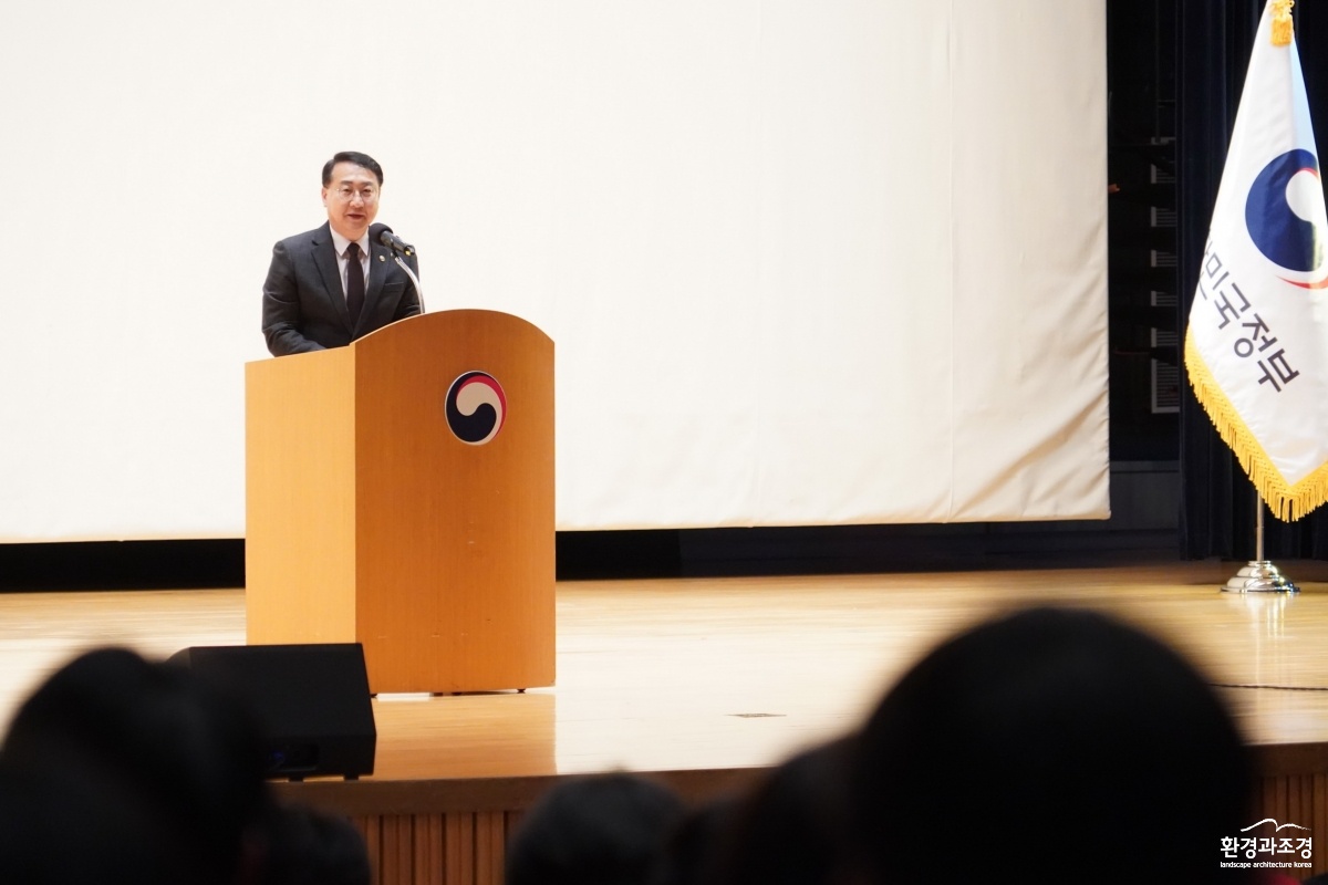 사진2. 김인호산림청장이 5일 ‘2026년 도시숲·가로수 조성사업 추진을 위한 정부·지방정부간 소통간담회’에서 인사말을 하고 있다.jpg
