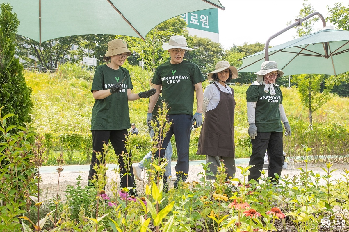 사진1)_2025년_‘Y가드닝크루’_참여자와_대화하고_있는_이기재_양천구청장(가운데).jpg