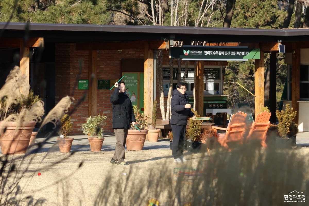 1. 지난해 설 연휴 기간 천리포수목원을 찾은 탐방객이 전통놀이를 즐기고 있다..JPG