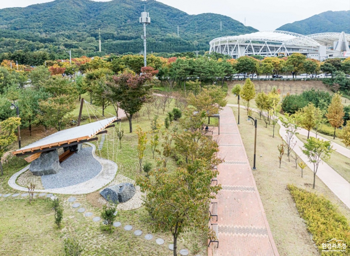 사진3.수성구, 2024 수성국제비엔날레 작품 ‘수성파빌리온 SUPRA’_대진지 수성파빌리온 작품 사진3.jpg