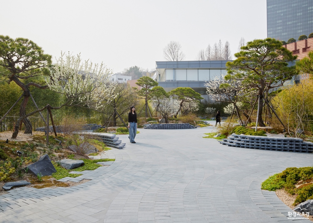 _4. 가브리엘 오로즈코 정원_서측 전경_.jpg