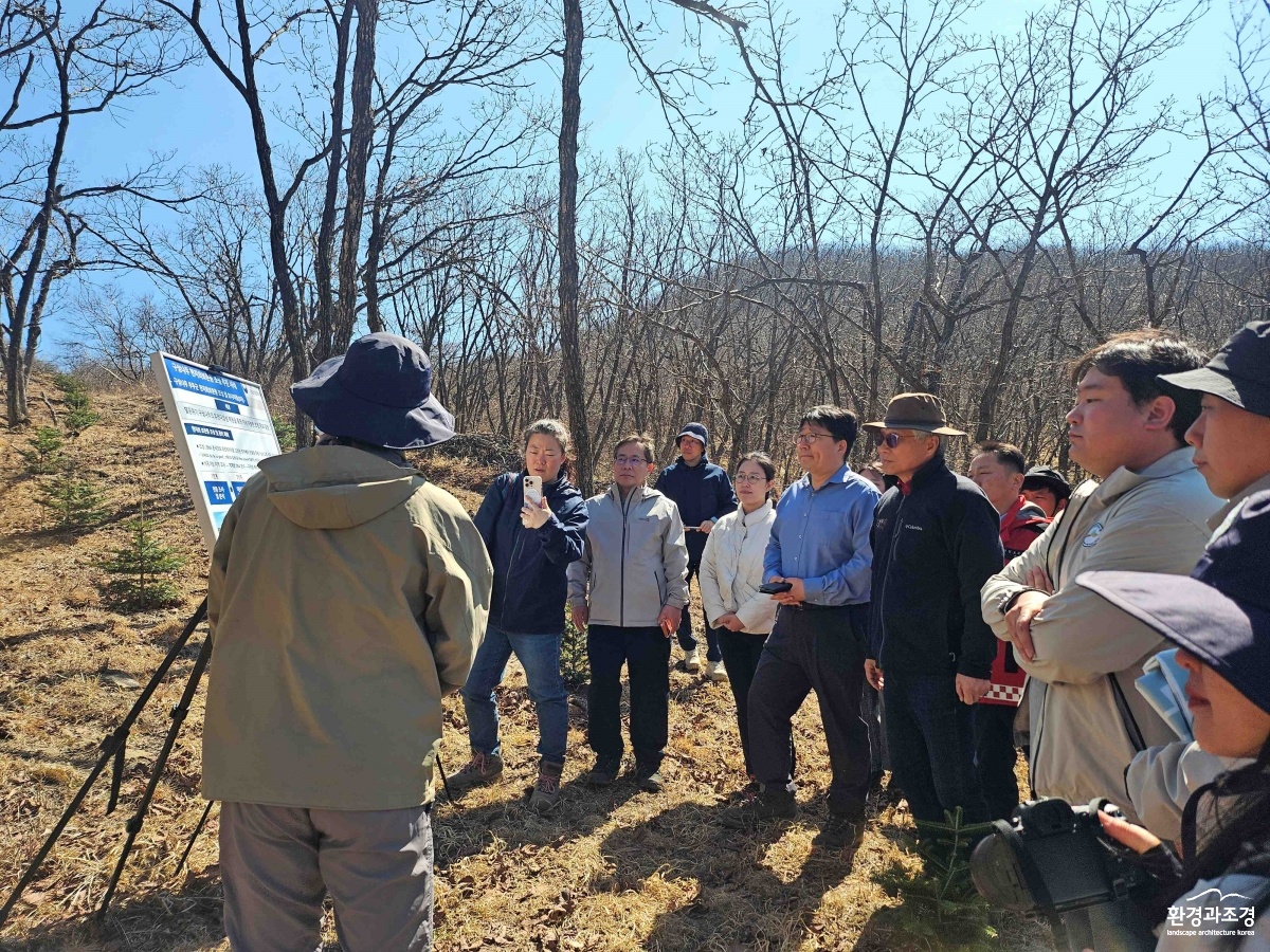 사진2. 산림청 직원들이 멸종위기 구상나무 복원전략 마련을 위한 현장토론회를 진행하고 있다.jpg