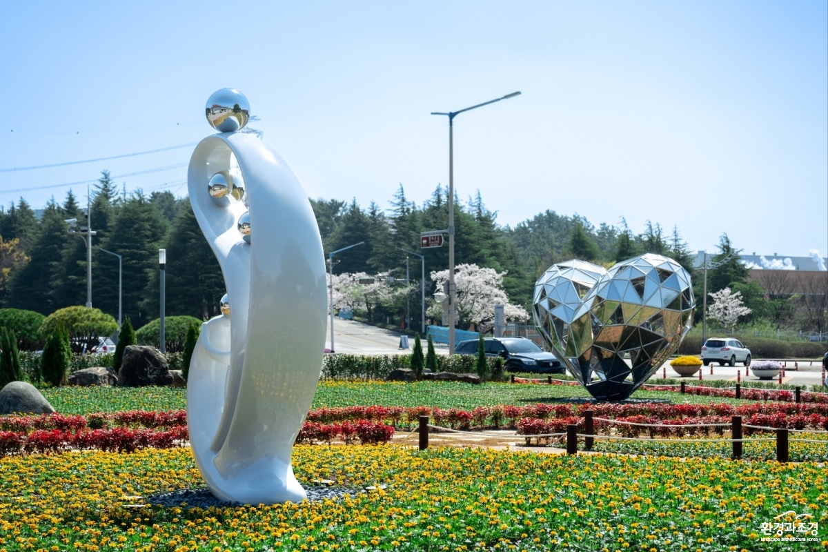 복지센터 조형물(①가족, ②사랑) 모습.jpg