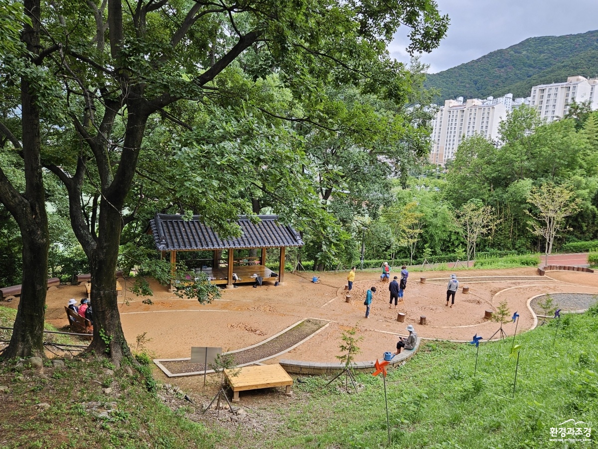 디자인공원 맨발산책로2.jpg
