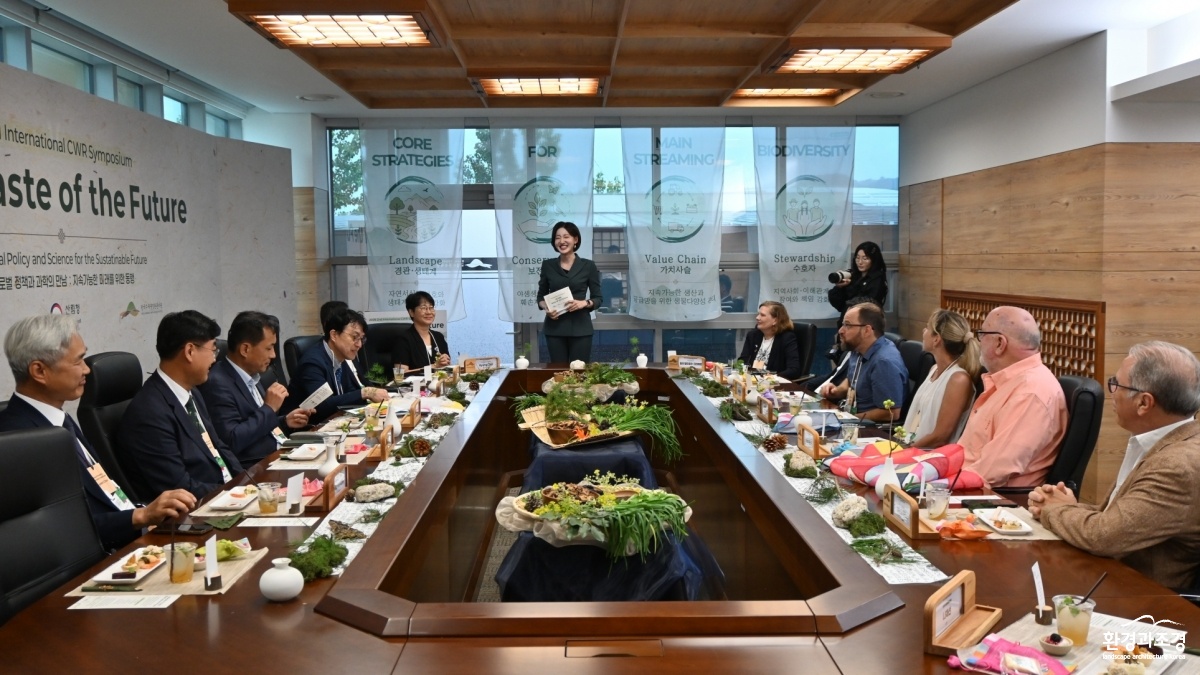 사진2. 산림청은 9일 국립세종수목원에서 ‘제2회 산림 내 작물 재래원종 국제심포지엄’을 개최했다.JPG