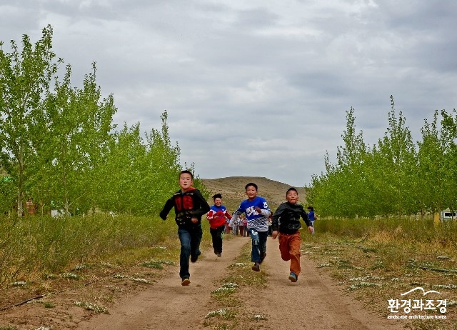 조림지에서 어린아이들이 뛰어노는 사진_몽골그린벨트조림사업1_산림청.jpg