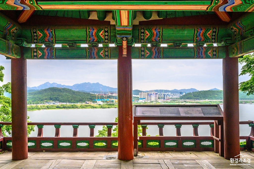 A view of Han scenery from the sidewalk Soakru_ Gyeomjae Jeongseon climbed Gungsan and painted Ahn Hyeonseokbong and Soakhuwol.jpg