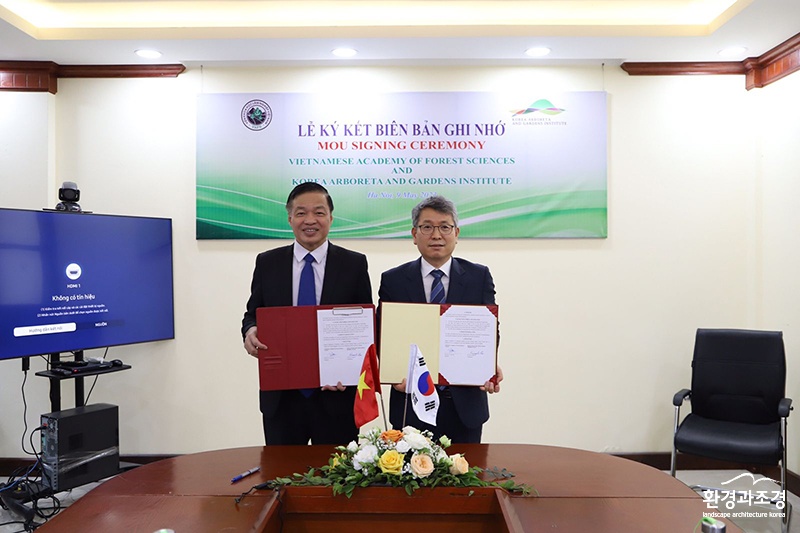 류광수 한수정 이사장(오른쪽)과 보다하이(Vo Dai Hai) 베트남산림과학원 원장이 시드볼트 종자 영구보전 업무협약을 체결했다.jpg