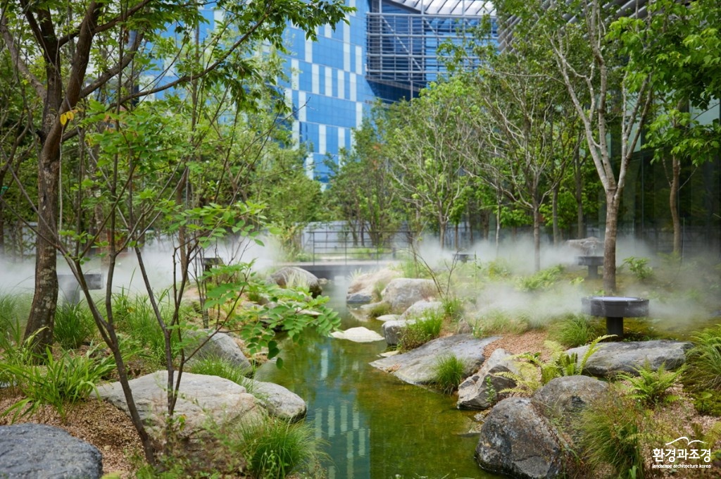 네이처갤러리, 안개가 더해져 운치있는 숲과 연못의 모습.jpg