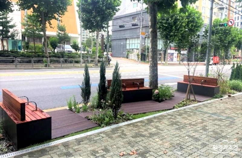 서울 영등포구 영중로에 설치된 정원형 띠녹지와 포켓쉼터.jpg